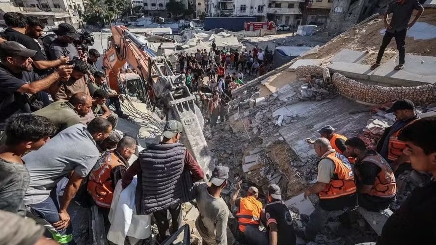 Prédio de sete andares desaba em Gaza e mata ao menos 20, cinco deles crianças