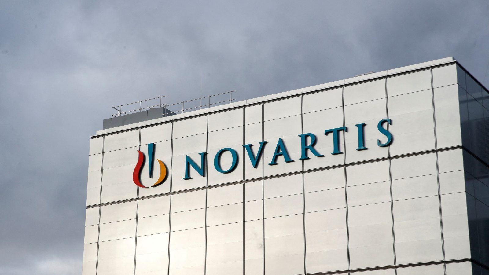 Anvisa suspende no Brasil testes de terapia celular da Novartis após três mortes
