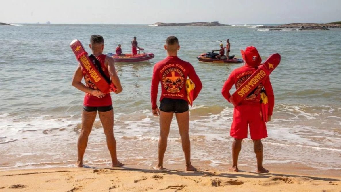 Guarda-vidas recebem pranchões para auxiliar resgates nas praias de Vila Velha